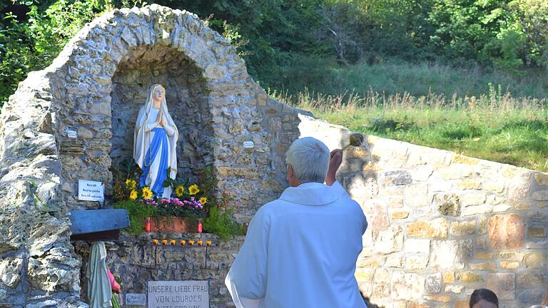 Wortgottesdienstleiter Wolfgang Orf segnete die renovierte Grotte.