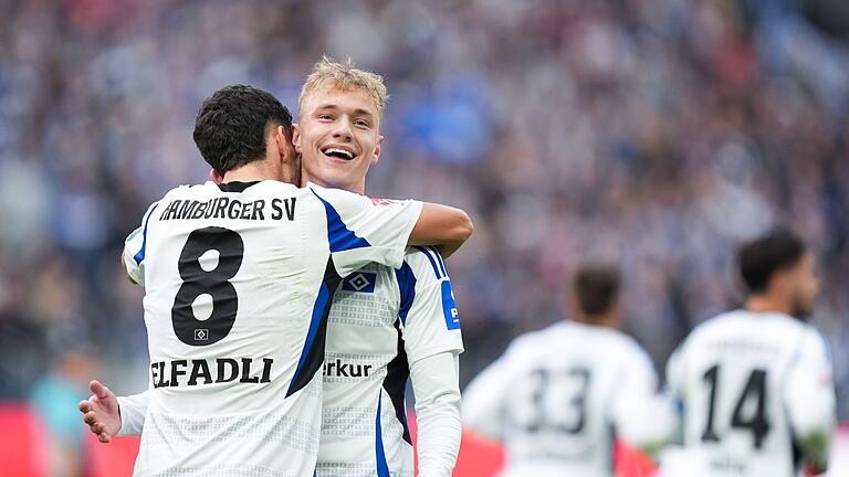 Hamburger SV - 1. FC Nürnberg       -  HSV-Torschütze Daniel Elfadli (l) jubelt nach seinem 1:0 mit Vorlagengeber Adam Karabec.