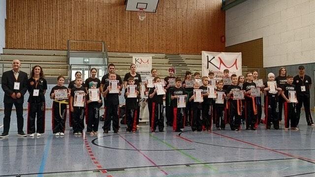 An der Kampfsportschule Marktheidenfeld feierten 28 Teilnehmerinnen und Teilnehmer die Gürtelprüfung.