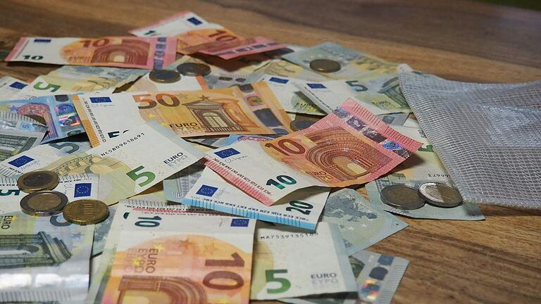 Schöne Überraschung: 300 Euro kann die 13-Jährige in Mainsondheim organisieren. Schöne Überraschung: 300 Euro kann die 13-Jährige in Mainsondheim organisieren. 