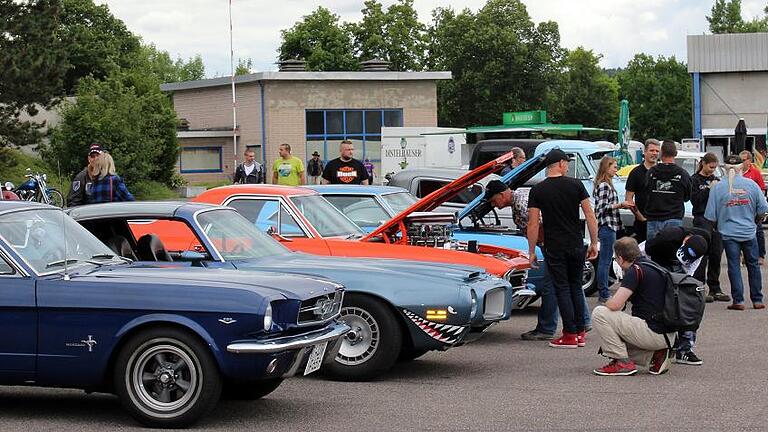 US-Car-Treffen in Tauberbischofsheim: Die Begutachtung der Fahrzeuge und Benzingespräche standen im Mittelpunkt. US-Car-Treffen in Tauberbischofsheim: Die Begutachtung der Fahrzeuge und Benzingespräche standen im Mittelpunkt.