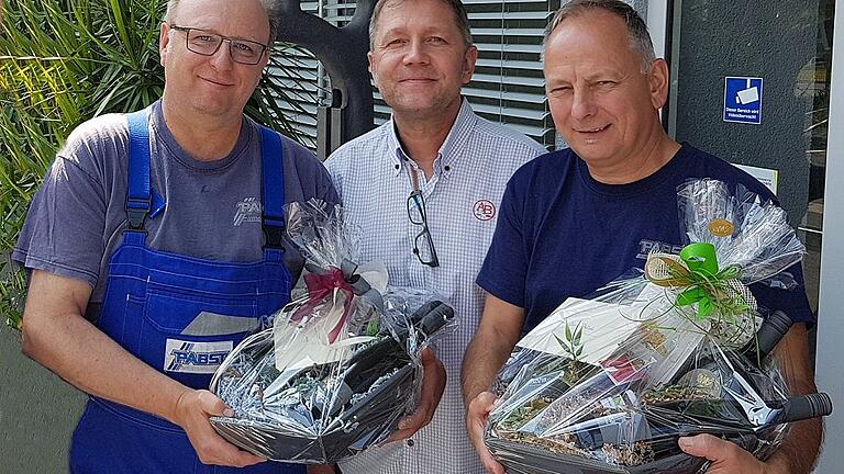 25-jähriges Betriebsjubiläum von Andreas Friedrich und Michael Pollak bei der Pabst Komponentenfertigung GmbH in Schweinfurt. In der Mitte Volker Pabst.