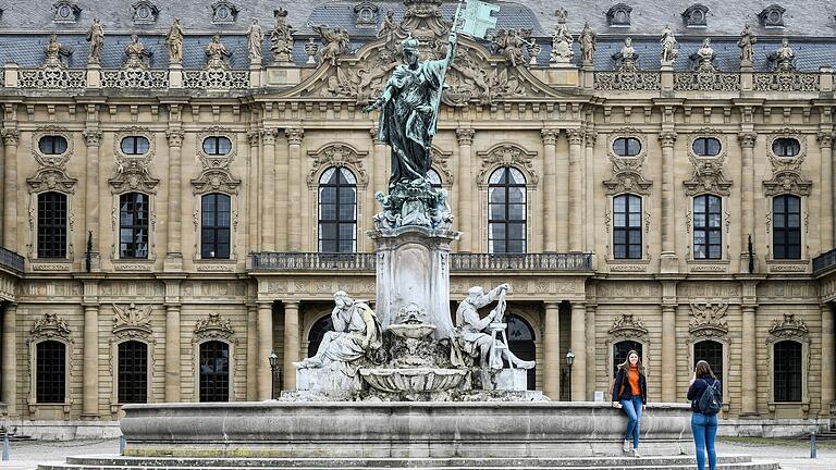 Der Frankonia Brunnen vor der Würzburger Residenz wird restauriert. Unter anderem sollen die bronzenen Figuren von Tilman Riemenschneider, Matthias Grünewald und Walther von der Vogelweide von ihrer Kalkschicht befreit werden.