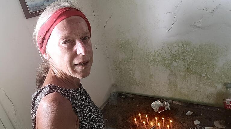 Das Ritual von Marika und Bruno Heinlein auf dem Berg Sangas: Sie zünden eine Kerze in der Bergkapelle an. Der 246 Kilometer lange Spartathon führt über den 1200 Meter hohen Berg. Die Läuferinnen und Läufer müssen ihn bei Dunkelheit bezwingen.