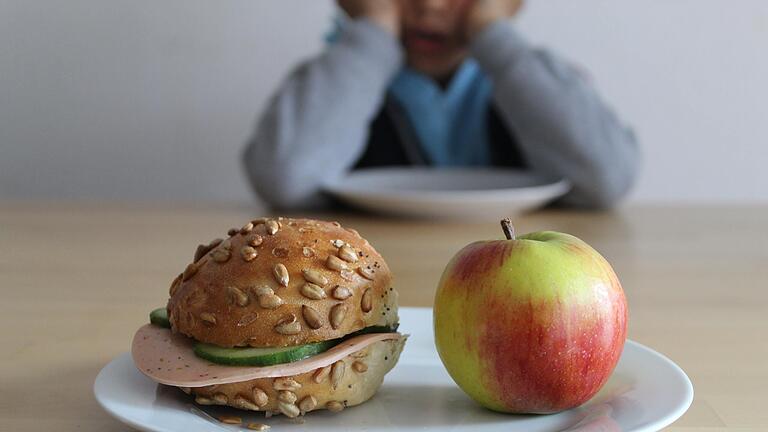 Gar nicht so selten: Kinder ärmerer Familien müssen in der Schulbetreuung zuschauen, wenn andere ihre Mahlzeit verspeisen.