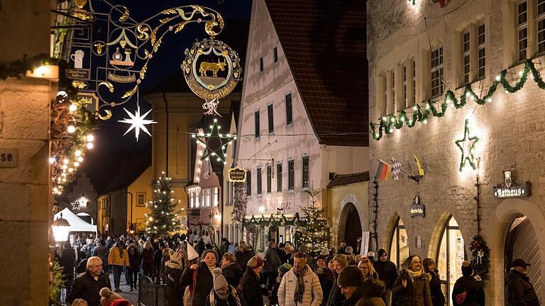 Der Weihnachtsmarkt im historischen Zentrum in Sommerhausen. Der Weihnachtsmarkt im historischen Zentrum in Sommerhausen.