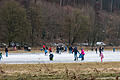 Eislaufen in der Au in Bad Kissingen       -  So mancher Bad Kissinger hat am Wochenende seine Schlittschuhe aus dem Schrank geholt. Besonders die Wiesenflächen in der Au lockten ganze Familien aufs dort flache Eis. Denn dort hat das Hochwasser der Jahreswende eine größere Eisfläche hinterlassen.