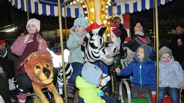 Das Kinder-Karussell war voll besetzt. Das Kinder-Karussell war voll besetzt.