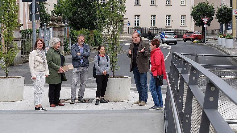 Die &bdquo;Brücke zur Altstadt&ldquo; stellten die beiden Architekten Jörg Franke (Zweiter von rechts) und Michaela Messmer (Zweite von links) vor. Neben interessierten Besuchern war bei beiden Termin  Stadtbaumeisterin Barbara Stüdlein (links) vor Ort.