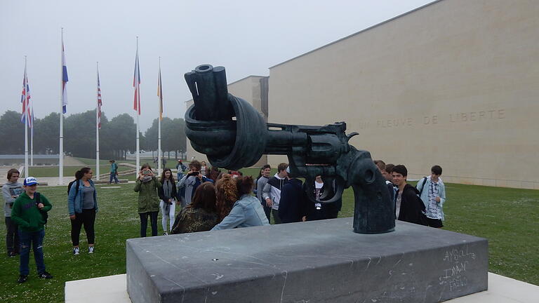 Vor dem Friedensmuseum in Caen: Ein Revolver mit verknotetem Lauf, eine Skulptur des schwedischen Bildhauers Carl Fredrik Reuterswärd (04.06.1934-03.05.2016). Eine Non-Violence-Skulptur, deren Original vor dem UN-Gebäude in New York am East River steht. Foto: Wolfgang Hugo