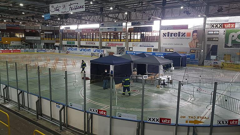 Die Helferinnen und Helfer des Technischen Hilfswerks (THW) Haßfurt wirkten beim Aufbau des Schnelltestzentrums in der Haßfurter Eishalle mit. Die Helferinnen und Helfer des Technischen Hilfswerks (THW) Haßfurt wirkten beim Aufbau des Schnelltestzentrums in der Haßfurter Eishalle mit.