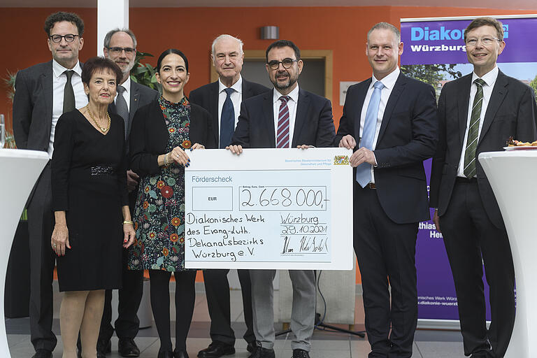 Klaus Holetschek, Staatsminister für Gesundheit und Pflege (Bildmitte) hatte einen Scheck von über 2,6 Millionen Euro mitgebracht. Klaus Holetschek, Staatsminister für Gesundheit und Pflege (Bildmitte) hatte einen Scheck von über 2,6 Millionen Euro mitgebracht.