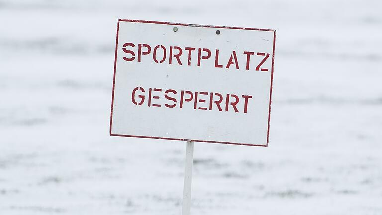 Kein Fußballspiel in Unterhaching: Wegen anhaltender Schneefälle ist der Platz unbespielbar, die Partie gegen den FC 05 Schweinfurt wird wohl noch im Lauf des Tages offiziell abgesagt. Kein Fußballspiel in Unterhaching: Wegen anhaltender Schneefälle ist der Platz unbespielbar, die Partie gegen den FC 05 Schweinfurt wird wohl noch im Lauf des Tages offiziell abgesagt.