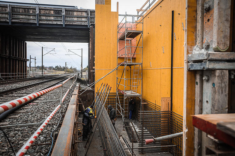 Die Bewehrungsarbeiten am Betonpfeiler zwischen Bahntrasse und Main befinden sich noch am Anfang. Die Bewehrungsarbeiten am Betonpfeiler zwischen Bahntrasse und Main befinden sich noch am Anfang.