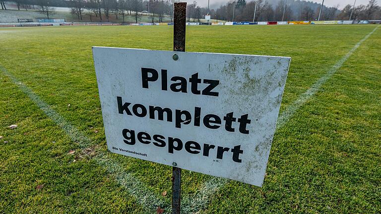 Ein Schild des Vorstands des TSV Grafenau weist im November 2021 darauf hin, dass auf diesem Sportplatz im niederbayerischen Landkreis Freyung-Grafenau kein Fußball gespielt werden kann (Symbolbild). Ein Schild des Vorstands des TSV Grafenau weist im November 2021 darauf hin, dass auf diesem Sportplatz im niederbayerischen Landkreis Freyung-Grafenau kein Fußball gespielt werden kann (Symbolbild).