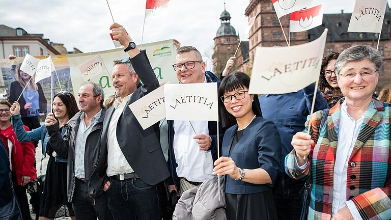 Viele Fans waren mit zur Wahl nach Aschaffenburg gekommen, die ihre Sympathien für die Oberschwarzacher Weinprinzessin auch mit Fähnchen und Banner zum Ausdruck brachten.