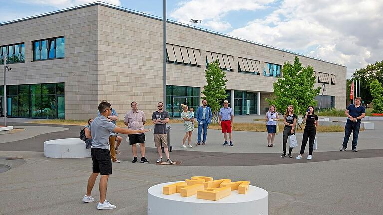 Auf dem Gelände der ehemaligen Ledward-Kaserne steht als erster Bau der Hochschule das Gebäude der Fakultät Wirtschaftsingenieurwesen. Direkt daneben soll das Center für Robotik gebaut werden. Auf dem Gelände der ehemaligen Ledward-Kaserne steht als erster Bau der Hochschule das Gebäude der Fakultät Wirtschaftsingenieurwesen. Direkt daneben soll das Center für Robotik gebaut werden.