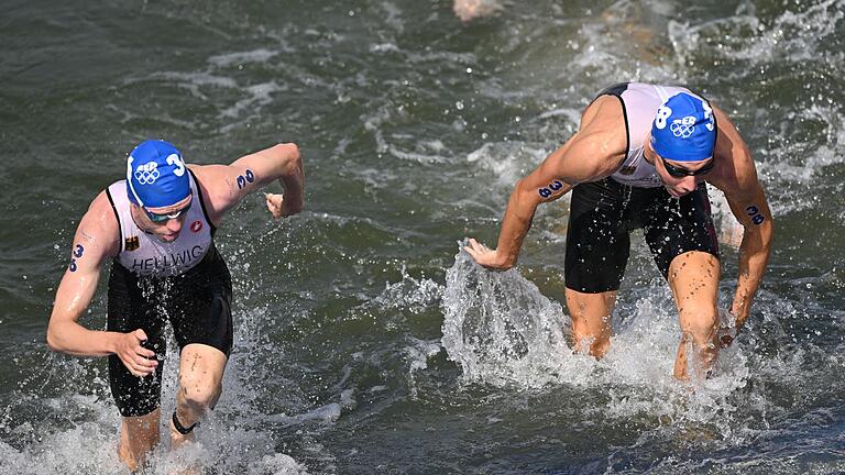 Paris 2024 - Triathlon       -  Tim Hellwig und Jonas Schomburg steigen aus der trüben Seine.