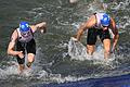 Paris 2024 - Triathlon       -  Tim Hellwig und Jonas Schomburg steigen aus der trüben Seine.