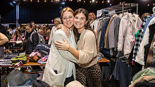 Der Fashion Flohmarkt lockt auch am Sonntag 29.09.24 Menschenmengen in die Posthalle in Würzburg.