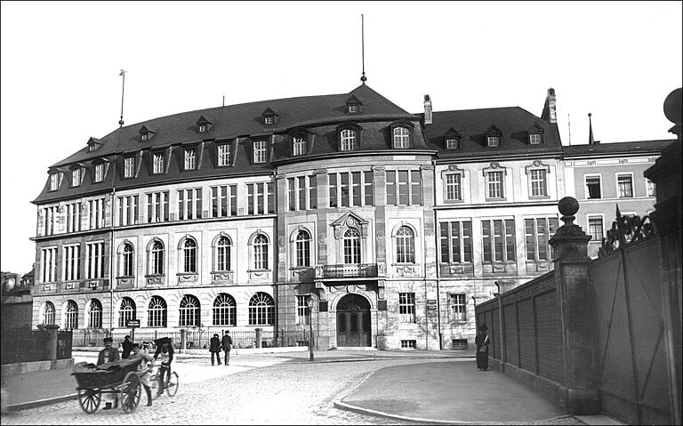 Die Zahnklinik an der Ecke Pleichertorstraße / Pleicherwall um 1914. Es ist eines von vielen historischen Bildern der Ausstellung 'Würzburger Gesundheitswesen' im Foyer des Rathauses.