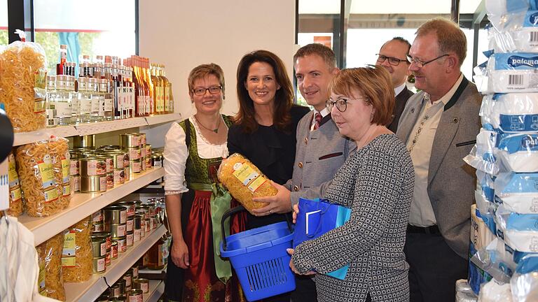 Hoher Besuch im Wiesenfelder Dorfladen 2018: Die Bayerische Landwirtschaftsministerin Michaela Kaniber (Zweite von links)&nbsp; ließ sich von Ramona Müller (Mitte) den Dorfladen zeigen. Außerdem im Bild: Kreisbäuerin Maria Hoßmann, der Landtagsabgeordnete Thorsten Schwab, Michael Hombach, damals Stadtrat von Karlstadt, und Reinhard Wolz, Kreisobmann des Bayerischen Bauernverbandes.