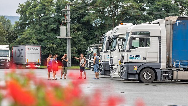 Wegen des Sonntagfahrverbots für Lkws halten sich die Fahrer auf dem Rastplatz in Rüdenhausen (Lkr. Kitzingen) auf. Das Impfangebot vor Ort nutzten am Sonntag nur wenige von ihnen. Wegen des Sonntagfahrverbots für Lkws halten sich die Fahrer auf dem Rastplatz in Rüdenhausen (Lkr. Kitzingen) auf. Das Impfangebot vor Ort nutzten am Sonntag nur wenige von ihnen.