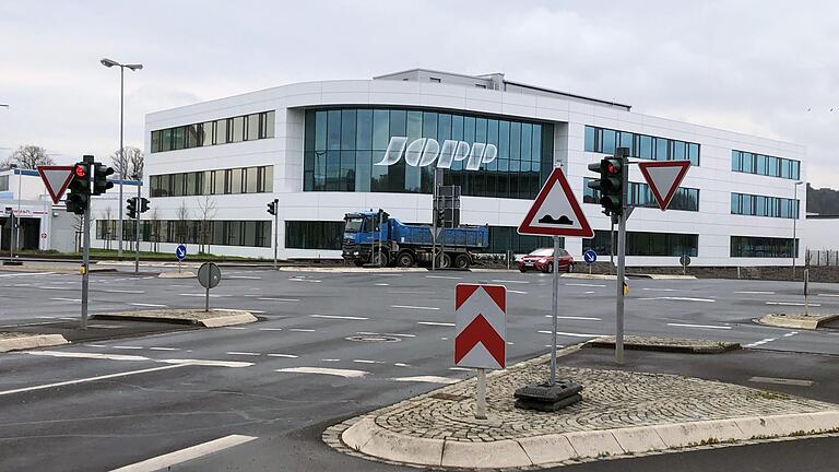 Achtung, Bodenwellen. Das Schild an der BayWa-Kreuzung in Bad Neustadt weist schon länger auf den schlechten Zustand der Straße hin. Nun ist die Sanierung fest geplant.