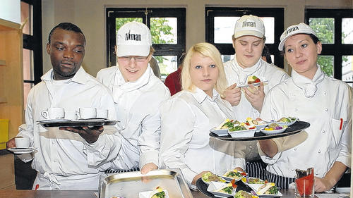 Auf dem Tablett: Im Gasthaus Tilman kochen und servieren zwölf Azubis, gefördert von der Jugendhilfe.