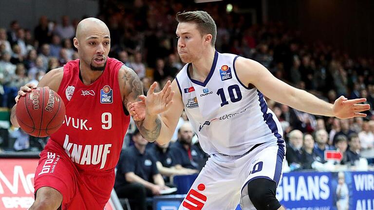 Basketball - easyCredit BBL - Eisbaeren Bremerhavem - s.Oliver Wuerzburg       -  Deutschland, Bremerhaven, Stadthalle Bremerhaven, 29.12.2016, Basketball - easyCredit BBL - Eisbaeren Bremerhavem - s.Oliver Wuerzburg

Bild: v. lk. Maurice Stuckey (s.Oliver Würzburg, #9) und Jordan Hulls (Eisbären Bremerhaven, #10)