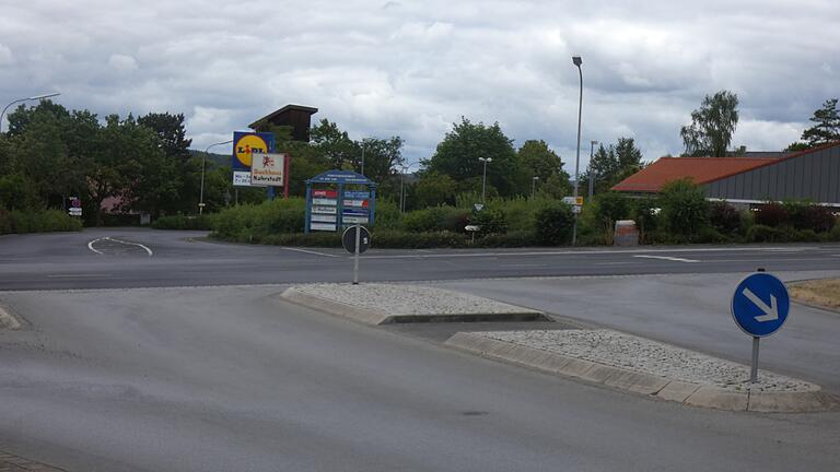 Diese Kreuzung wird, wenn alles glatt läuft, in etwa vier Monaten mit einem Kreisel verkehrssicherer sein.