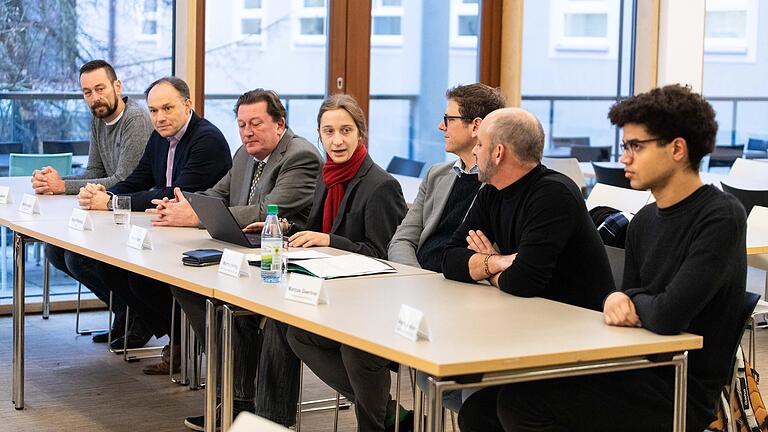 Die Parteien bei der Pressekonferenz (von links): Christoph Alm (Nahverkehr Mainfranken GmbH), Ralf Willrett (Geschäftsführer WVV), Ulrich Fröhlich (Geschäftsführer VVM), Henry Mörtl (Studierendenvertretung), Martin Heilig (stellv. Bürgermeister), Marcus Gärtner (Studierendenwerk) und Andre Johnson (Studierendenvertretung).