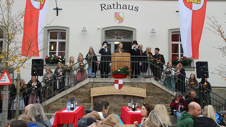 Über eine ganze Treppe voller Hoheiten freuten sich die Casteller Kirchweih-Prediger David und Matthias Fuchs. Über eine ganze Treppe voller Hoheiten freuten sich die Casteller Kirchweih-Prediger David und Matthias Fuchs.