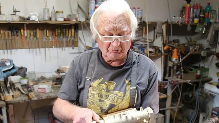 Klapperbau ist seine Leidenschaft: Johann Germann in seiner Werkstatt.       -  Klapperbau ist seine Leidenschaft: Johann Germann in seiner Werkstatt.