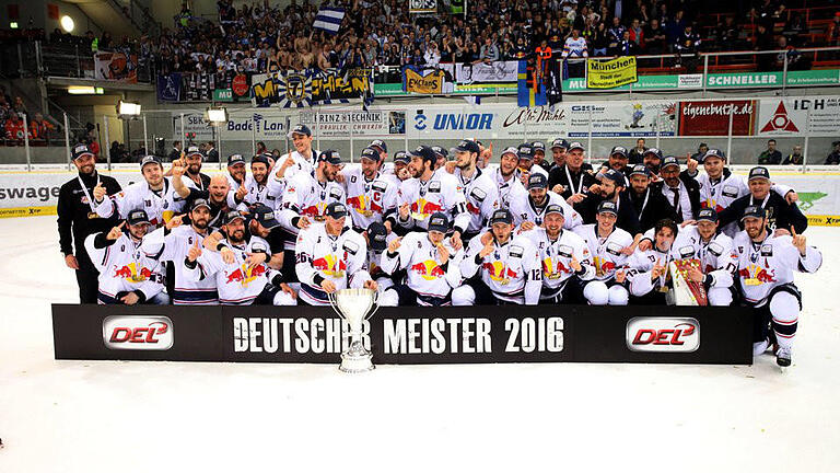 Deutscher Meister       -  Mannschaftsfoto des deutschen Meisters EHC München. Foto: Hermann Hay