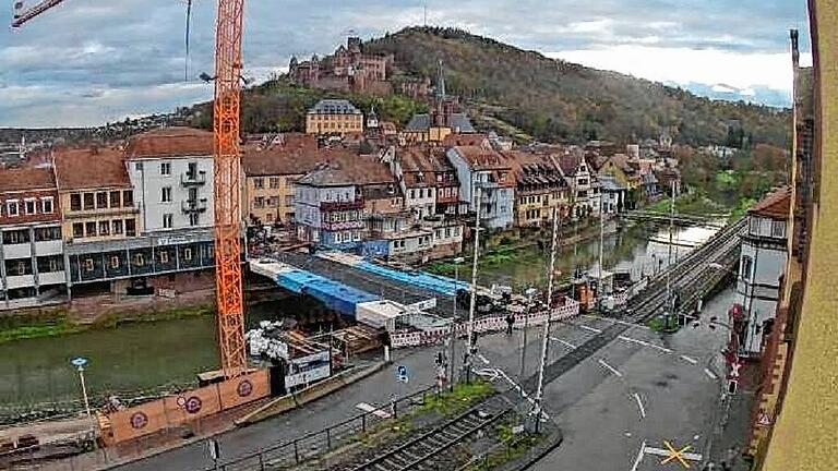 Fußgänger dürfen ab 23. Dezember über die neue Wertheimer Tauberbrücke, der  Verkehr folgt im Januar.