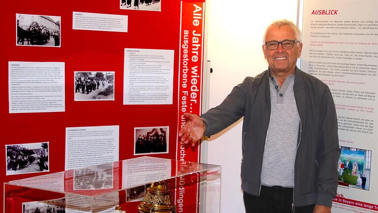 Eine Sonderausstellung 'Feste und Bräuche in Unterfranken' wird zurzeit im  Heimatmuseum in Nüdlingen gezeigt. Sie ist noch bis 27. Oktober jeden Sonntag von 14 bis 17 Uhr geöffnet. Hier präsentiert  Museumsleiter Dr. Bernd Hein einige besonders interessante Stücke in einer Vitrine. Dieter Britz       -  Eine Sonderausstellung 'Feste und Bräuche in Unterfranken' wird zurzeit im  Heimatmuseum in Nüdlingen gezeigt. Sie ist noch bis 27. Oktober jeden Sonntag von 14 bis 17 Uhr geöffnet. Hier präsentiert  Museumsleiter Dr. Bernd Hein einige besonders interessante Stücke in einer Vitrine. Dieter Britz