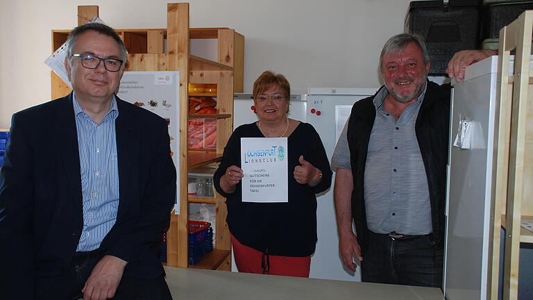 Die Freude ist bei allen groß: Traudl Baier, Vorsitzende der Ochsenfurter Tafel, hatte zwar noch viel zu tun, um die Gutscheine rechtzeitig zu verschicken, aber sie hat es gerne gemacht. Peter Deppisch (links) Schatzmeister des Lions-Club Ochsenfurt und Klaus Meyer, der zukünftige Präsident, freuen sich genauso, da sie den Benachteiligten mit der Spende helfen können. Die Freude ist bei allen groß: Traudl Baier, Vorsitzende der Ochsenfurter Tafel, hatte zwar noch viel zu tun, um die Gutscheine rechtzeitig zu verschicken, aber sie hat es gerne gemacht. Peter Deppisch (links) Schatzmeister des Lions-Club Ochsenfurt und Klaus Meyer, der zukünftige Präsident, freuen sich genauso, da sie den Benachteiligten mit der Spende helfen können.