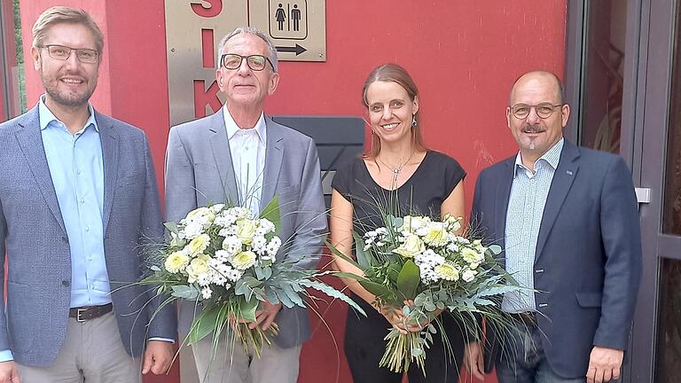 Gruppenfoto mit Klaus Köhler (1. Vorsitzender Sing- und Musikschule Steigerwald e.V.), der scheidende Leiter der Musikschule Hans-Joachim Krämer und seine Nachfolgerin Monika Klüpfel sowie Rene Schlehr (2. Vorsitzender Sing- und Musikschule Steigerwald e.V.). Gruppenfoto mit Klaus Köhler (1. Vorsitzender Sing- und Musikschule Steigerwald e.V.), der scheidende Leiter der Musikschule Hans-Joachim Krämer und seine Nachfolgerin Monika Klüpfel sowie Rene Schlehr (2. Vorsitzender Sing- und Musikschule Steigerwald e.V.).