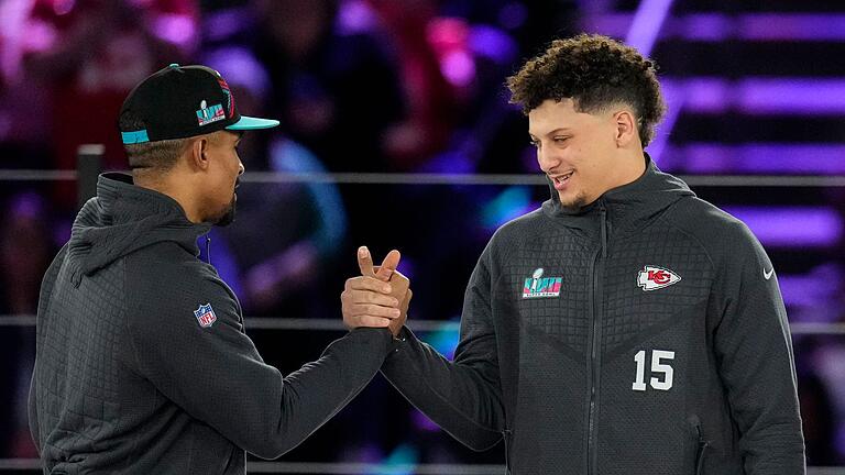 Mahomes und Hurts       -  Mit Patrick Mahomes (rechts) und Jalen Hurts stehen sich erstmals zwei schwarze Spielmacher in einem Superbowl gegenüber.