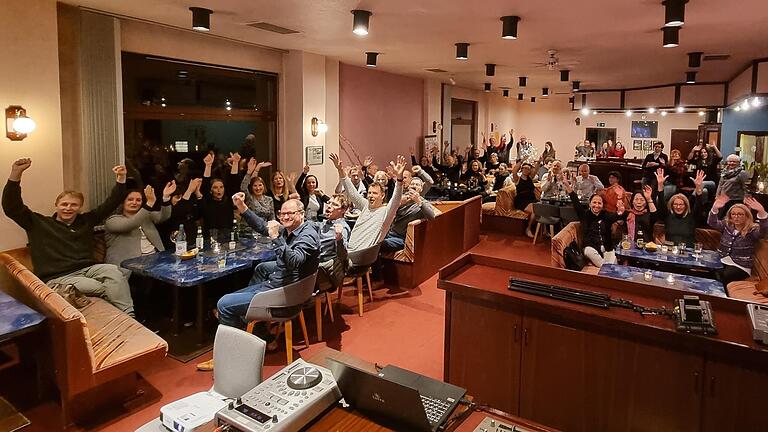 Am Freitagabend gab es im Tanzstudio Drosd-Tessari ein Public Viewing: Die Bad Kissinger feuerten TRONG bei seinem Auftritt in der ESC-Show 'Unser Song für Liverpool' an.