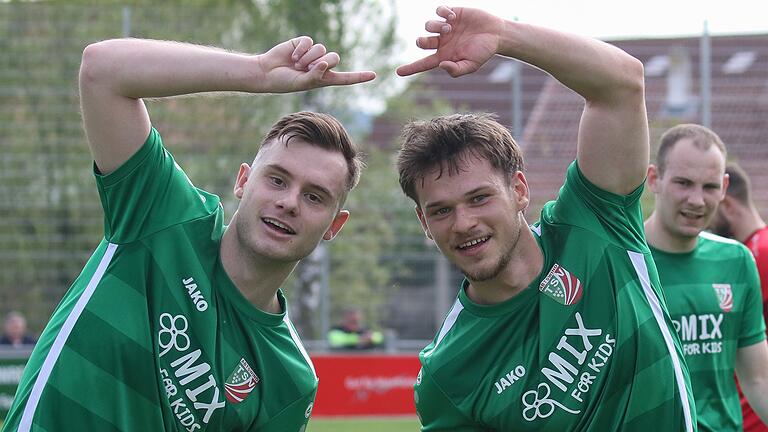 Fabio Bozesan (links) und Tom Bretorius in Jubelpose nach dem ersten Abtswinder Tor im Heimspiel gegen den Bayernliga-Vorletzten SpVgg SV Weiden.