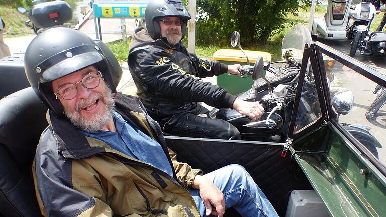 Gemeinsam Freude erleben: Biker 'Troll' auf seiner uralten Beiwagenmaschine mit Gast Wolfgang.