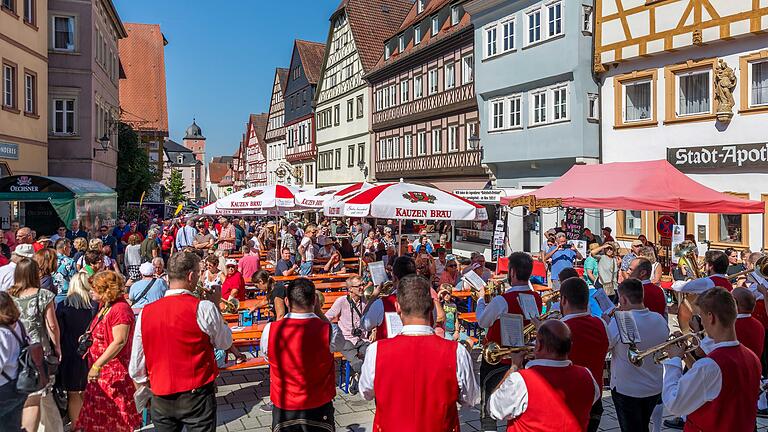 Hochsommerliche Temperaturen um die 30 Grad sorgten beim Ochsenfest schon um die Mittagszeit für volles Haus.