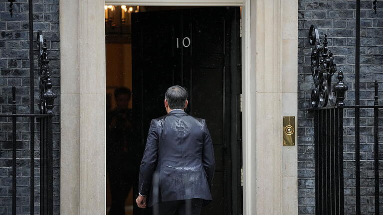 Neuwahlen in Großbritannien.jpeg       -  Rishi Sunak, Premierminister von Großbritannien, betritt Downing Street 10, nachdem er vor dem Haus gegenüber Journalisten angekündigt hat, dass er für den 4. Juli Neuwahlen einberufen hat. +++ dpa-Bildfunk +++AGENTURBILD DPA picture-alliance.com picture alliance dpa-archiv dpa-langzeitarchiv