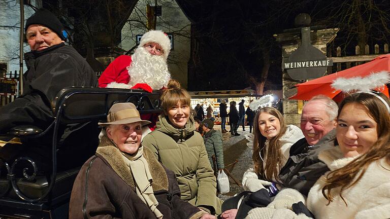 Die Macherin des Sommerhäuser Weihnachtsmarkts Annadora Diller-Köninger (li.) wird mit einer Kutschfahrt über den Weihnachtsmarkt verabschiedet. An ihrer Seite auf persönlichen Wunsch Nachfolgerin Julia Bogner und Altbürgermeister Fritz Steinmann. Begleitet wurden sie von Kutscher Ludwig Meder (v.li.), Nikolaus Klaus-Dieter Aumüller sowie den Engeln Marlene Winkler und Franka Deppe.