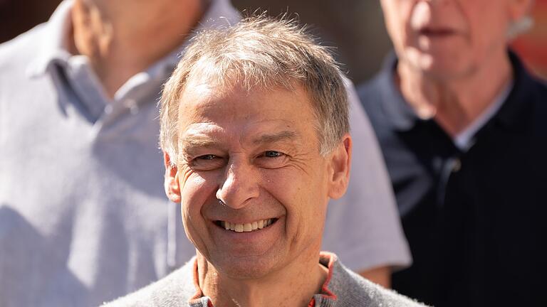 Jürgen Klinsmann       -  Jürgen Klinsmann findet die bevorstehende Trennung des FC Bayern von Thomas Müller nicht in allen Aspekten gelungen.