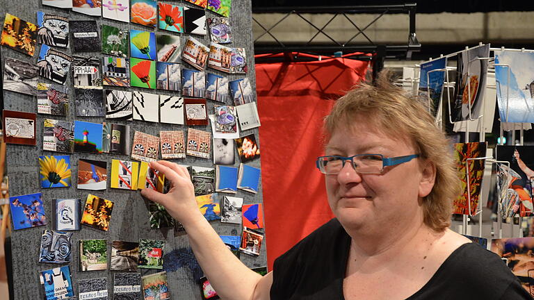 Kreativmarkt -Posthallen       -  Die Magnete der von Iris Heinrich gefertigten Magnettafel sind mit Fotos der Künstlerin verziert.