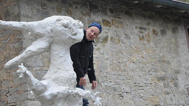 Peter Wittstadt mit seinem Schneewittchen: Die Stadt Lohr will sich die Verwertungsrechte für die umstrittene Figur sichern.