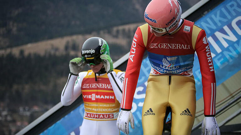 Duell       -  Severin Freund (r) trifft auf den Slowenen Peter Prevc. Foto: Fredrik von Erichsen